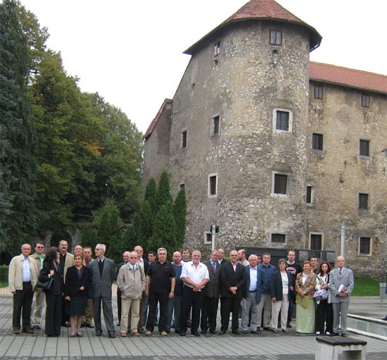 Sudionici Okruglog stola "Modruš u hrvatskoj povijesnoj znanosti" ispred Frankopanskog kaštela u Ogulinu Sudionici Okruglog stola "Modruš u hrvatskoj povijesnoj znanosti" ispred Frankopanskog kaštela u Ogulinu